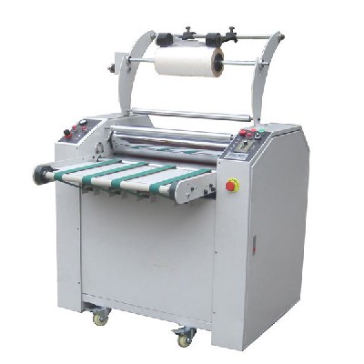 Laminating machine with toothed cutter
