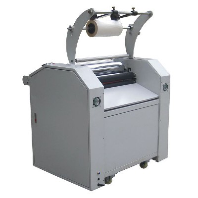 Laminating machine with knife